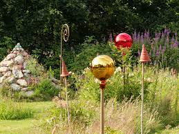 rosenkugeln und co garten deko spiele im garten gartendekoration