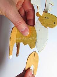 как сделать новогоднюю поделку своими руками в детский сад Zimnie Podelki Iz Kartona V Podgotovitelnoj Gruppe Detskogo Sada Rozhdestvenskie Podelki Rozhdestvenskie Izdeliya Rozhdestvenskoe Vesele