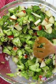 Crunchy Broccoli Salad Kelly Repassante En 2020 Salade Brocoli Idee Recette Salade Recette Salade