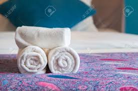 Blanc Bain Serviette Roulee Sur Un Lit Dans La Chambre D Hotel Accueil Des Invites Banque D Images Et Photos Libres De Droits Image 52538288