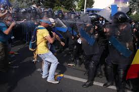 Chiar de la intrarea pe teritoriul româniei, ei au fluturat steaguri. Live Text Mitingul Diasporei Imbranceli In PiaÈa Victoriei Jandarmii Au Folosit Gazele Lacrimogene