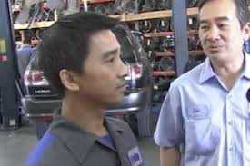 Pescaba en su kayak, pero no se dio cuenta de que estaba rodeado de  tiburones