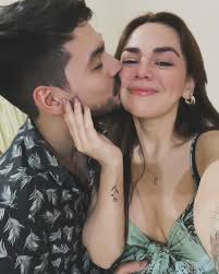 una más distinta que la otra 🌸🌷💗 •la primera mi lip combo fav 🫦 •la  segunda disfrutando del solcito🌞 •y de la última ya me arrepentí :)  #newcolor #girl #nc #girly #makeup #newcolorpy