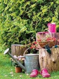 Statt ihn auszugraben können sie die verrottung des baumstamms beschleunigen! Kopflos Ideen Fur Baumstumpfe Marz 2016 Familienheim Und Garten