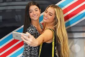 Addison rae appeared to be a ufc correspondent after she shared photos of her at ufc 264. Social Media Influencer Addison Rae What S Her Net Worth Film Daily