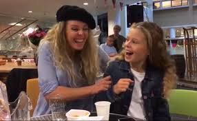 'je leunt of staat altijd op de schouders van vele anderen'. Roxane Van Iperen Roxanevaniperen Twitter