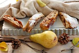 Una preparazione perfetta per una prima colazione insolita, per una merenda golosa o come sfizioso dessert di fine pasto. Strudel Di Pere Cioccolato Bianco E Composta Di Lamponi La Ricetta Che Vale