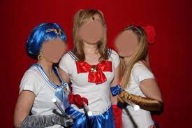 Serena es una chica de secundaria muy desobligada y poco dedicada, pero su vida cambiara cuando conozca a luna una gata con poderes mágicos que la convertirá en una sailor scout, a su lado tendrá que luchar por la justicia en contra del reino de la oscuridad, en lista de episodios de sailor moon. Sailor Moon Cosplay Kostume Hobbyschneiderin 24