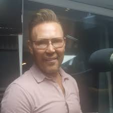 Brace yourself for GORDON HENDRICKS between 10 and 11 ... it is great to  listen to him chatting with Robbie about music, concerts and life in  general. Gordon is a great lad