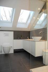 Herrliches Badezimmer Auf Dem Dachboden Weisse Badezimmermobel Dunkle Fliese Badezimmer B Minimalistisches Badezimmer Badezimmer Dachschrage Badezimmer