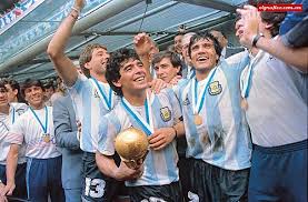 Mais si les argentins ne sont pas les premiers à se prendre les pieds dans le tapis au parc, la presse argentine voit d'un mauvais œil cette défaite face à. 1986 Fifa World Cup Final Wikiwand