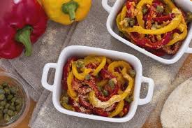 Poi mi sono incuriosita vedendo dei bellissimi peperoni rossi che sale e pepe. Ricetta Peperoni Al Forno Coi Capperi La Ricetta Di Giallozafferano