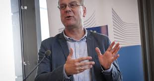 Fidesz üyesidir ve juncker komisyonu. Index Belfold Navracsics Tibor Kormanybiztos Lett