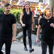 Two singles were released from the album, round 'n' round (it goes) and if you only knew, featuring canadian band the moffats Sie Sind Da Wo Gil Ofarim Ist Fanclub Reist Sanger Bis Zu Fritzlar Vor Dem Dom Nach Fritzlar