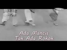 Malang nasib si bujang lapok disangka muda badan dah bungkok malang nasib si bujang lapok disangka muda badan dah bungkok perempuan : Bujang Lapok Lirik Pok Pok Pok Ramlee Sudin Aziz Ost Pendekar Bujang Lapok 1959 Youtube