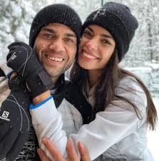 Maybe you would like to learn more about one of these? Ela Chegou Apos Insistencia De Fas Mulher De Dani Alves Esta No Brasil Fotos R7 Esportes