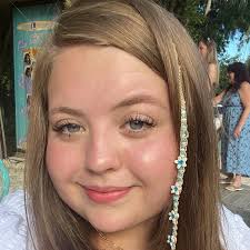 Alyson Pyle's Instagram, Twitter & Facebook