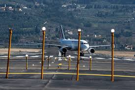 Una sola pista in terreno argilloso. Riaperta La Pista All Aeroporto Di Firenze Video Attualita Firenze