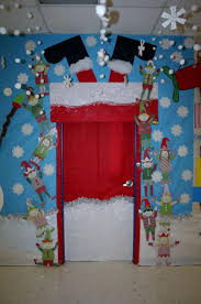 10 Belles Idees Pour Decorer Les Portes Avec Du Carton Porte Noel Noel Decorations Pour Portes De Noel