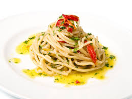 Tritate un grosso spicchio di aglio e del peperoncino e immergeteli nell'olio freddo in una capiente padella. Pasta Aglio Olio E Peperoncino Da Chef Ecco Tutti I Trucchi Innaturale