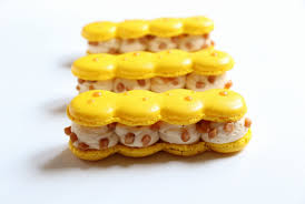 Macarons Fingers Banane Caramel Olivia Patisse Pepites De Caramel Recette Mignardise Desserts A L Assiette