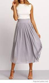 A White Top Grey Midi Skirt With Sandals Idee Vestito Idee Di Moda Abiti Facili