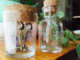 100均 センスが光る 100均グッズを活用したアクセサリーのおしゃれ収納術 weboo ウィーブー おしゃれな大人のライフスタイルマガジン 収納 ビン 収納 アイデア アクセサリー 収納