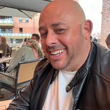 Any car mechanics that can fix my car in the drive? My push to release fuel  cap won't open so I can't put any petrol in 🤣 Thanks so much in advance