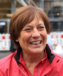Sie hat ihre erfolge als virtuose spezialistin, aber auch als vielseitige könnerin errungen. Rosi Mittermaier Wikipedia