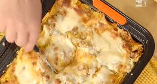 1) preparate il ragù bianco. Lasagne Con Ragu Bianco Di Maiale E Formaggio La Ricetta Di Alessandra Spisni Ultime Notizie Flash