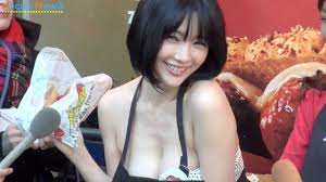 森下悠里、セクシーエプロン姿で誘惑「安心してください」日本SUBWAY “肉のSUBWAY”オープン発表会』 - YouTube