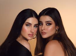 نورة بو عوض تكشف اختياراتها لأفضل منتجات التجميل التي يجب أن تتوفر في حقيبتك ڤوغ العربي ة