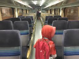 Berpindah dari singapura ke malaysia atau sebaliknya tidak selalu harus menggunakan pesawat. Ke Johor Bahru Naik Kereta Dari Singapura Namaku Putri