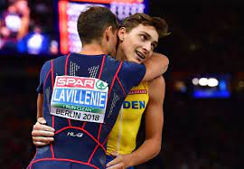 El apretón de renaud lavillenie, que sólo fue octavo (5. Modern Solitude Renaud Lavillenie Hugs Armand Duplantis At The