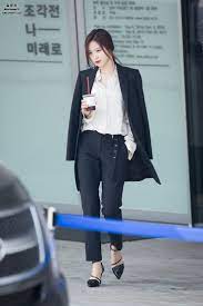 She dresses simply but since she's the one wearing it, the clothes are living. Tumblr