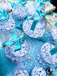 Apparecchiare la tavola in stile marinaro, un trend che non passa mai di moda per la bella stagione e viene riproposto ogni anno in diverse sfumature.basta pensare al mare, ai suoi colori, al. Confettata Tema Mare Matrimoni A Tema Spiaggia Buffet Matrimonio Matrimoni A Tema