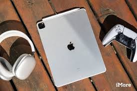 The president's ipad trended on twitter last night as it went missing right before he was supposed to make an he keep asking for it and finally concluding it had been stolen. Ramaphoza Horrified That His Ipad Is Stolen In Full Public Glare Video Hetty Os Blog Women Focused Very Nigerian
