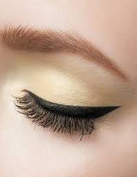 Wie du als anfänger schnell und einfach einen soften eyeliner mit einem kajal ziehst, damit du einen schönen lidstrich auch im alltag tragen kannst. Eyeliner Auftragen Tipps Fur Den Perfekten Lidstrich