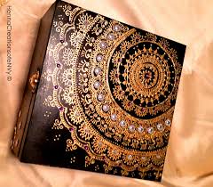 Henna Art Wooden Jewelry Box In Midnight Black And Inlaid With Turquoise Velvet Lining Gifts Eid Eidmub Caixas Alteradas Caixas Pintadas Caixa De Maquiagem