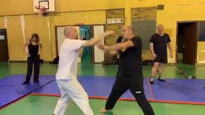 Un cours de self défense complet en vidéo, qui vous apportera sérénité lors de vos sorties. Self Defense 94 Home Facebook