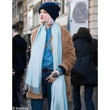 Le Pashmina Porte Flou Comment Porter Un Foulard Elle Idees De Mode Fashion Week De Londres Idees De Style