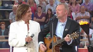 G ein bett im kornfeld, zwischen blumen und stroh, d und die sterne leuchten mir sowieso a ein bett im kornfeld mach ich mir d irgendwo ganz alleine. Jurgen Drews Stefan Raab Ein Bett Im Kornfeld Live Bei Wetten Dass Mallorca 2013 Hdtv 720 Chords Chordify