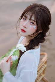 Hai khoảnh khắc trái ngược của Quỳnh Alee khi chụp hình bên bãi biển