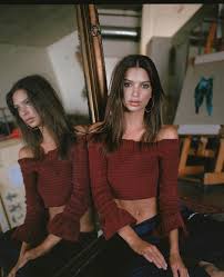 Trece Momentos En Los Que Emily Ratajkowski Nos Ha Demostrado Que Es La Reina Del Crop Top Emily Ratajkowski Moda Estilo Y Emily Ratajkowsky