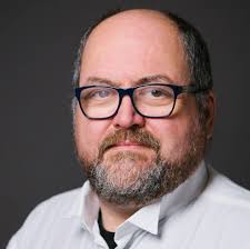 Hey! How can I find someone who can help me with videography for free?  Also, I'd like to surround myself with people who have the same  interest/passion (filmmaking). How can I find