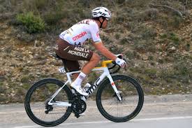 Since 2016, greg van avermaet has taken the olympic gold theme in his stride, and is regularly seen wearing gold oakleys, helmets and shoes whilst aboard entirely gold bikes. Warum Es So Schwer Vorherzusagen Ist Wer Omloop Het Nieuwsblad Velonews Com Gewinnen Kann Swiss Cycles