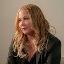 Christina Applegate Pours One Out for Dead to Me - The New York Times