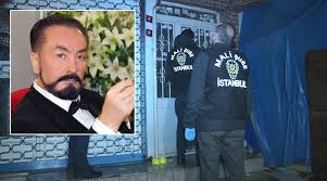 Asıl adının adnan arslanoğulları olduğu öne sürülmektedir.3 basında yayınlanan askerliğe elverişli olduğuna dair genelkurmay başkanlığı. Adnan Oktar Grubuna Yeni Operasyon