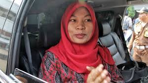 Namun, pernahkah membuat surat pribadi untuk guru? Selain Ucapkan Terima Kasih Ini Isi Surat Lengkap Baiq Nuril Ke Jokowi