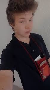 Hi evryone i'm draxton i'm 18 years old looking for friends to talk and  hang out with